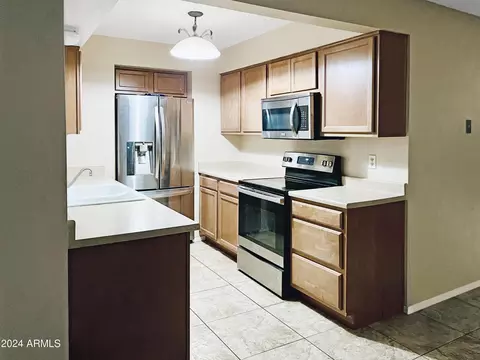 3033 W Sunnyside Dr, Phoenix, AZ 85029