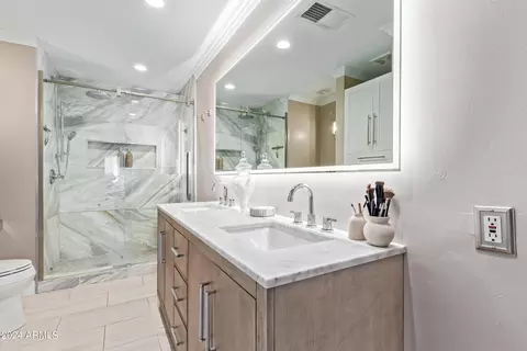 Bath - 1309 E Colter St, Phoenix, AZ 85014 photo 2 of 6