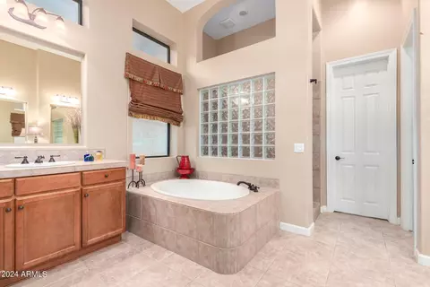 Bath - 8058 E Sugarloaf Cir, Mesa, AZ 85207 photo 4 of 6