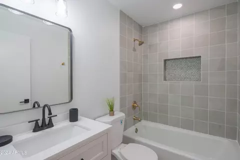Bath - 4502 E Carol Ave #5, Mesa, AZ 85206 photo 1 of 4