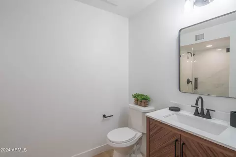 Bath - 4502 E Carol Ave #5, Mesa, AZ 85206 photo 2 of 4