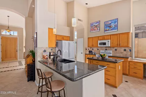 Kitchen - 2020 E Taxidea Way, Phoenix, AZ 85048 photo 2 of 4