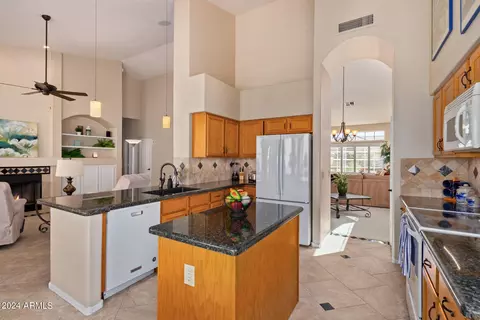 Kitchen - 2020 E Taxidea Way, Phoenix, AZ 85048 photo 3 of 4