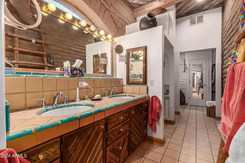 Bath - 2215 E Siesta Dr, Phoenix, AZ 85042 photo 3 of 6