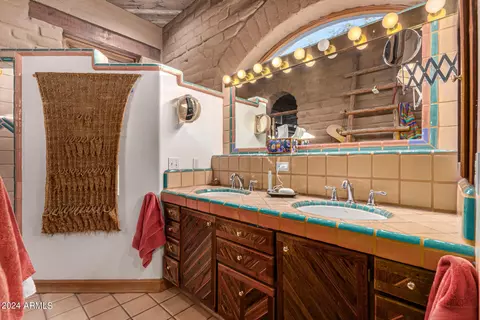 Bath - 2215 E Siesta Dr, Phoenix, AZ 85042 photo 4 of 6