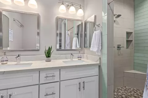 Bath - 4202 N 18th Pl, Phoenix, AZ 85016 photo 1 of 4