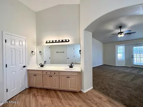 Bath - 1387 S Arcadia Dr, Globe, AZ 85501 photo 2 of 6