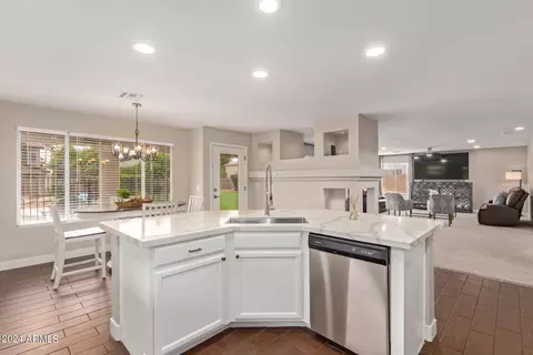 Kitchen - 2537 E Sagebrush St, Gilbert, AZ 85296 photo 4 of 6