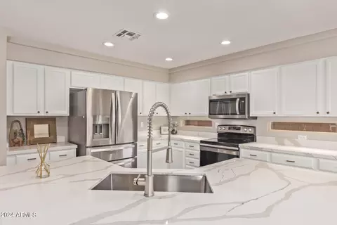 Kitchen - 2537 E Sagebrush St, Gilbert, AZ 85296 photo 5 of 6