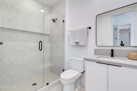 Bath - 4164 N 33rd St, Phoenix, AZ 85018 photo 4 of 5