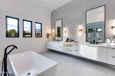 Bath - 4164 N 33rd St, Phoenix, AZ 85018 photo 1 of 5