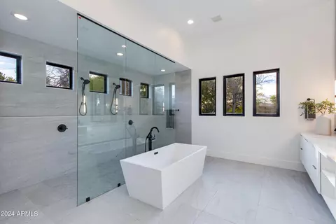 Bath - 4164 N 33rd St, Phoenix, AZ 85018 photo 2 of 5