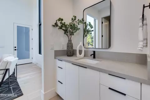 Bath - 4164 N 33rd St, Phoenix, AZ 85018 photo 5 of 5