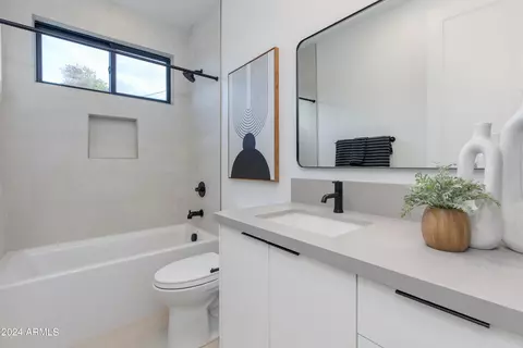 Bath - 4164 N 33rd St, Phoenix, AZ 85018 photo 3 of 5