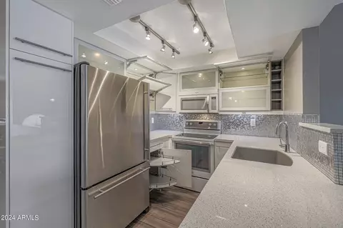 Kitchen - 1820 E Morten Ave #225, Phoenix, AZ 85020 photo 7 of 8