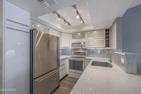 Kitchen - 1820 E Morten Ave #225, Phoenix, AZ 85020 photo 6 of 8