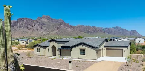 681 N Moon Rd, Apache Junction, AZ 85119