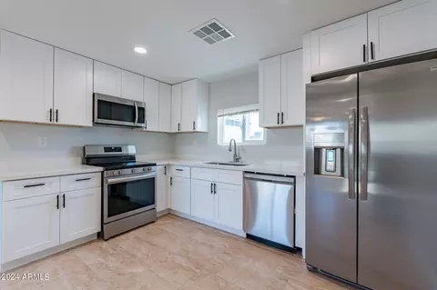 Kitchen - 4820 S 35th Dr, Phoenix, AZ 85041 photo 3 of 4