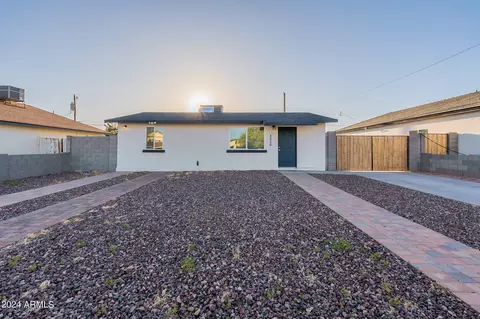 Exterior - 4820 S 35th Dr, Phoenix, AZ 85041 photo 2 of 14