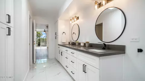 Bath - 5751 N 25th Pl, Phoenix, AZ 85016 photo 5 of 8