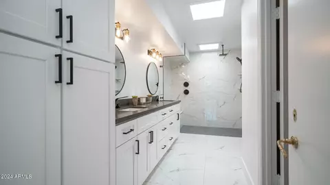 Bath - 5751 N 25th Pl, Phoenix, AZ 85016 photo 3 of 8