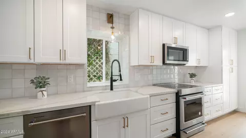Kitchen - 5751 N 25th Pl, Phoenix, AZ 85016 photo 2 of 8
