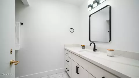 Bath - 5751 N 25th Pl, Phoenix, AZ 85016 photo 6 of 8