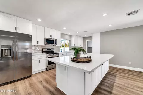 2840 E Sunnyside Dr, Phoenix, AZ 85028