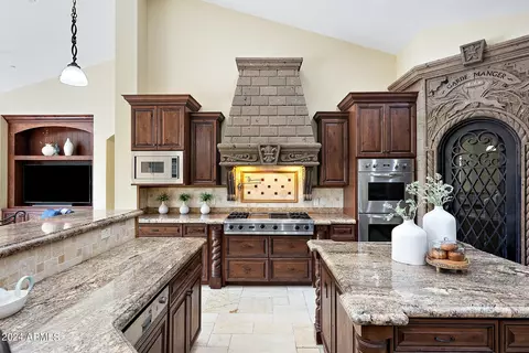 Kitchen - 7041 E Ingram St, Mesa, AZ 85207 photo 6 of 12