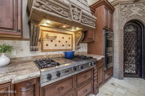 Kitchen - 7041 E Ingram St, Mesa, AZ 85207 photo 10 of 12