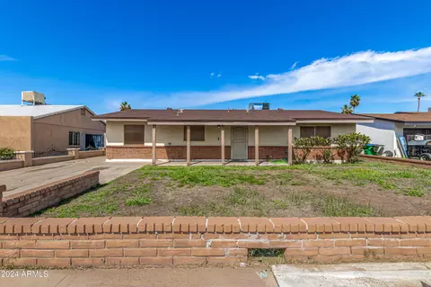 7956 W Clayton Dr, Phoenix, AZ 85033