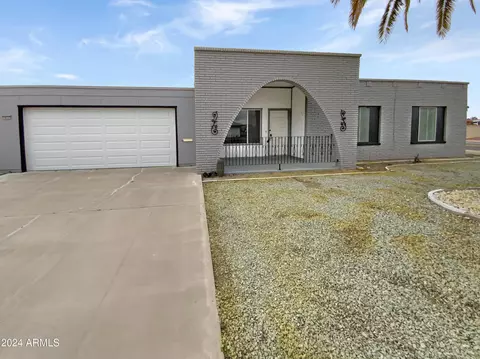 16222 N Lakeforest Dr, Sun City, AZ 85351