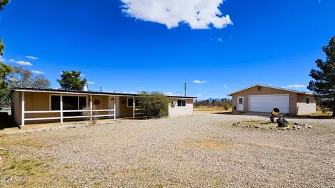 6513 S Cavalry Ln, Hereford, AZ 85615
