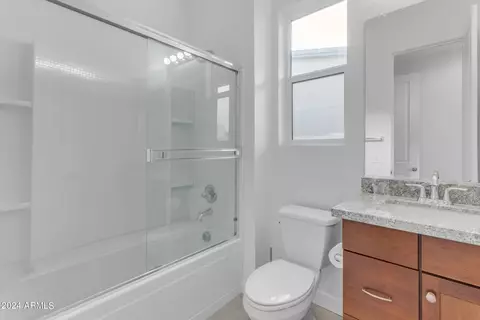 Bath - 959 E Paseo Way, Phoenix, AZ 85042 photo 4 of 5