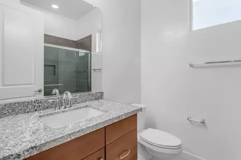 Bath - 959 E Paseo Way, Phoenix, AZ 85042 photo 5 of 5