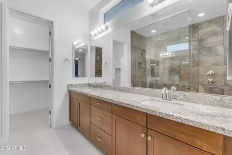 Bath - 959 E Paseo Way, Phoenix, AZ 85042 photo 2 of 5