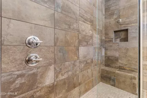 Bath - 959 E Paseo Way, Phoenix, AZ 85042 photo 3 of 5