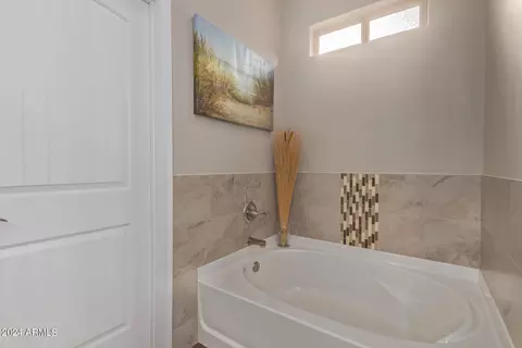 Bath - 1212 E Desert Dr, Phoenix, AZ 85042 photo 2 of 3
