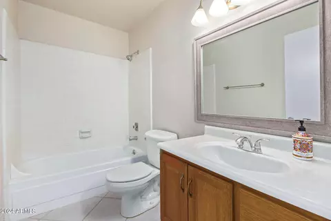 Bath - 2425 W Crocus Dr, Phoenix, AZ 85023 photo 2 of 3