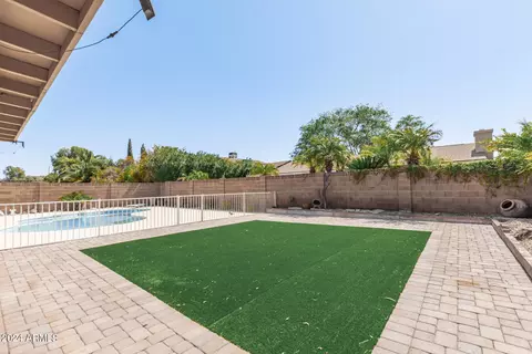 Exterior - 2425 W Crocus Dr, Phoenix, AZ 85023 photo 7 of 14