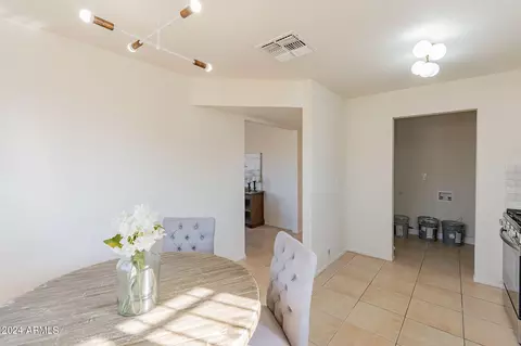 2448 Encinas Ln, Phoenix, AZ 85040 photo 9