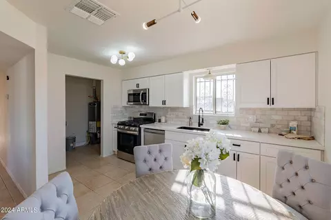 2448 Encinas Ln, Phoenix, AZ 85040 photo 7