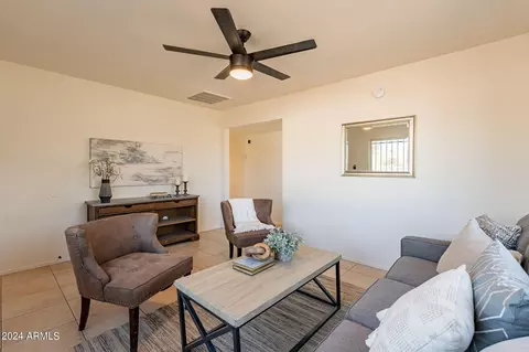 2448 Encinas Ln, Phoenix, AZ 85040 photo 4