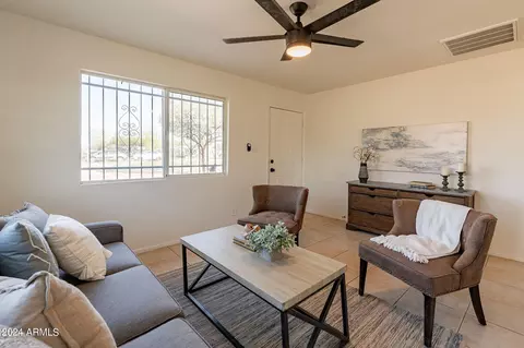 2448 Encinas Ln, Phoenix, AZ 85040 photo 5