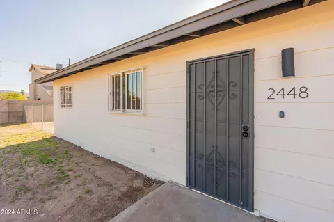 2448 Encinas Ln, Phoenix, AZ 85040 photo 2