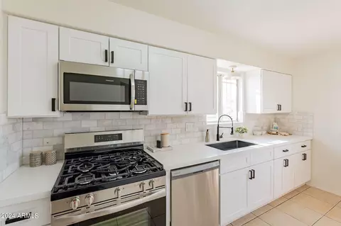 2448 Encinas Ln, Phoenix, AZ 85040 photo 6