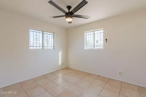 2448 Encinas Ln, Phoenix, AZ 85040 photo 11