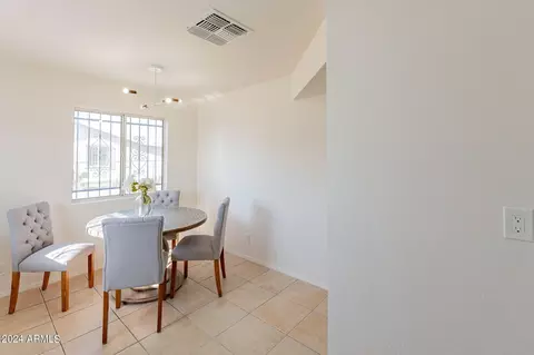 2448 Encinas Ln, Phoenix, AZ 85040 photo 8