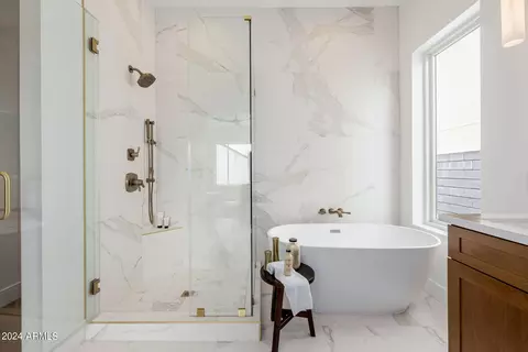 Bath - 1441 E Hoover Ave, Phoenix, AZ 85006 photo 1 of 5