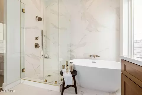 Bath - 1441 E Hoover Ave, Phoenix, AZ 85006 photo 2 of 5